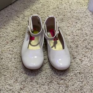 Crème girls dress shoes